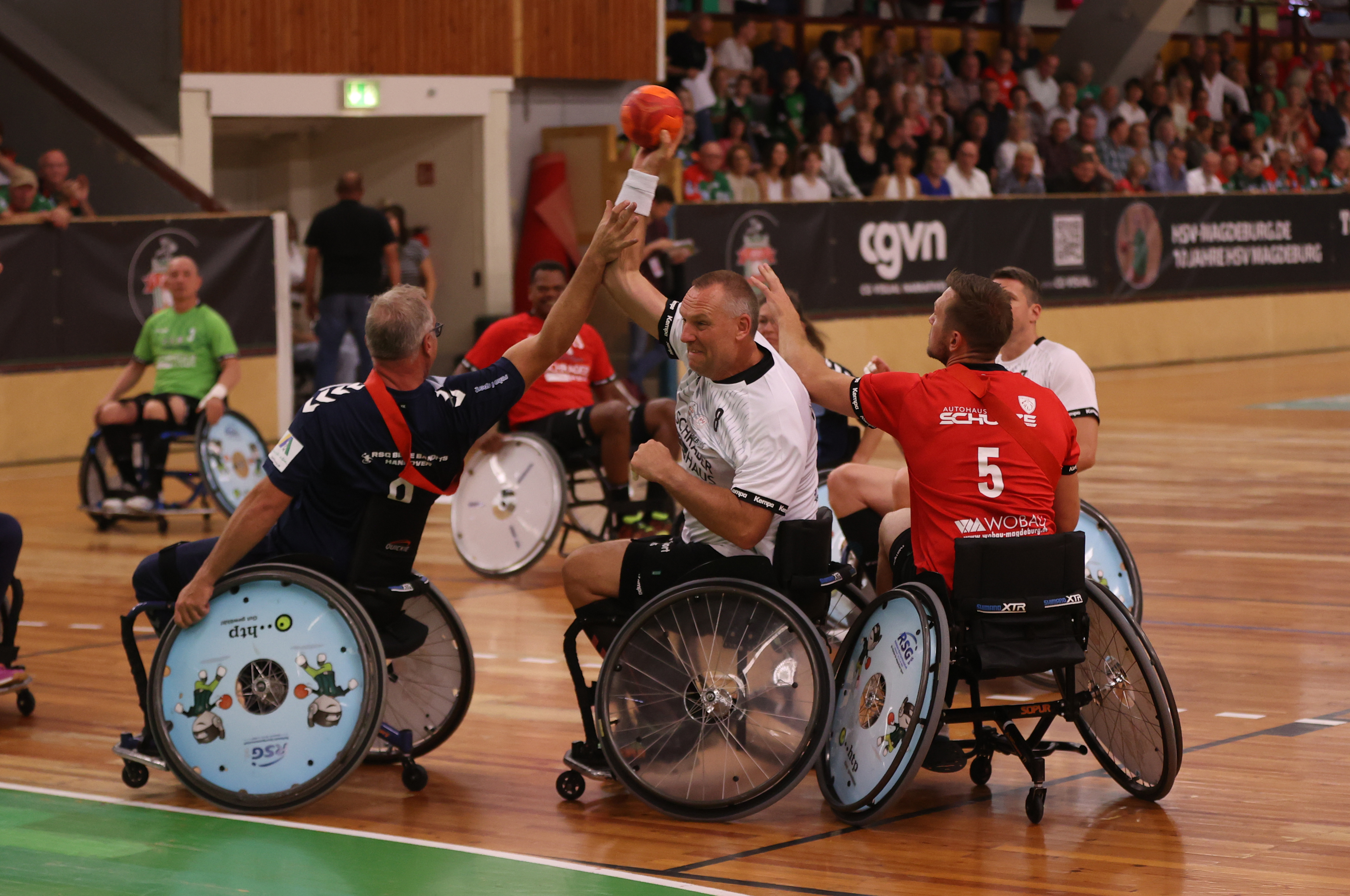 Christian Schwarzer beim Torwurf in der Abwehraktion Florian Förster